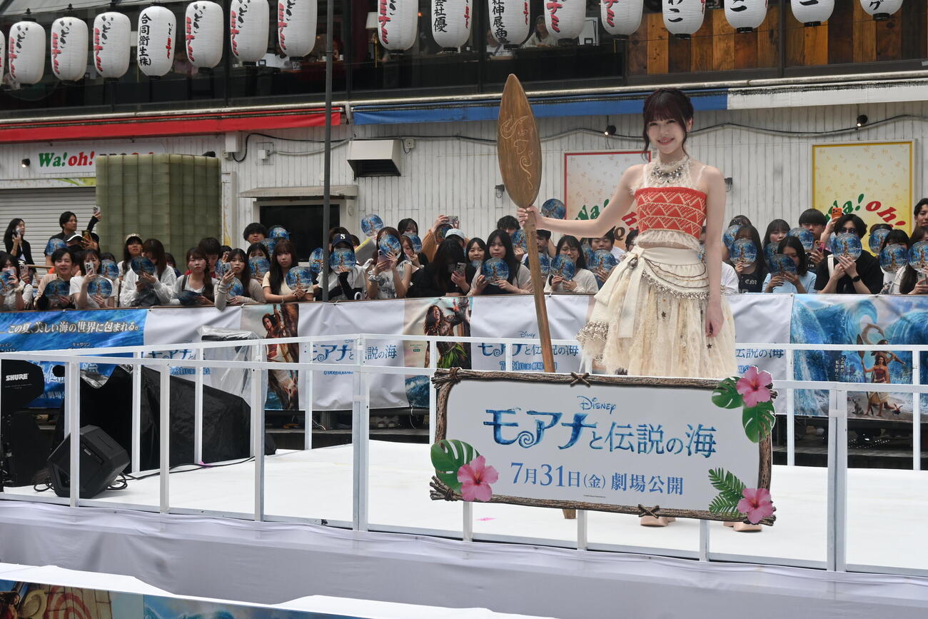 大阪・ミナミの道頓堀で行われた実写映画「モアナと伝説の海」の公開記念イベントで生歌を披露したME：IのTSUZUMI（撮影・松浦隆司）