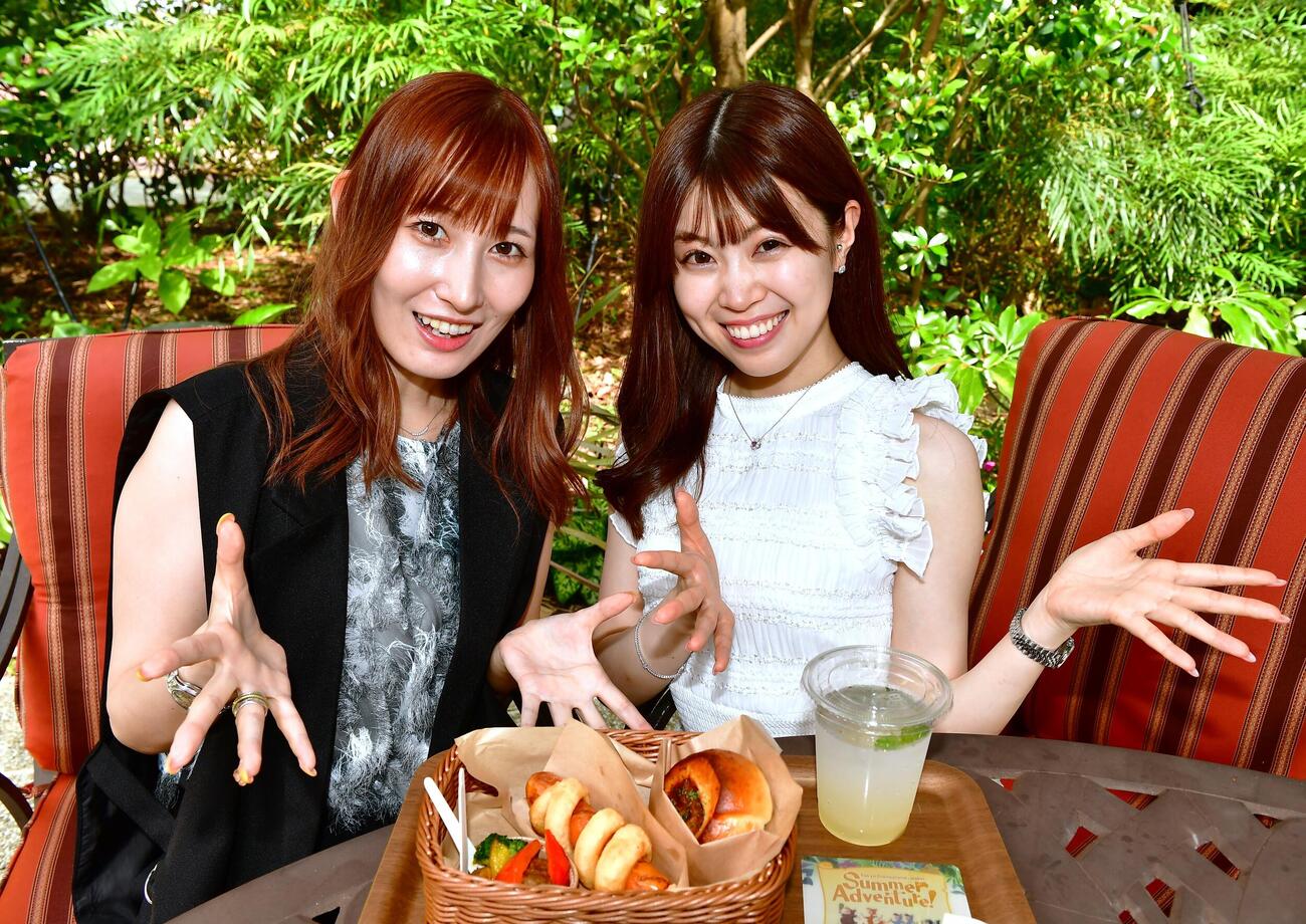東京ディズニーリゾートの園内で始まる夏の特別イベント「サマー・クールオフ　at Tokyo Disney Resort」に合わせた各ディズニーホテルの連動特別プログラムを体験した立花みりか（左）と松川舞