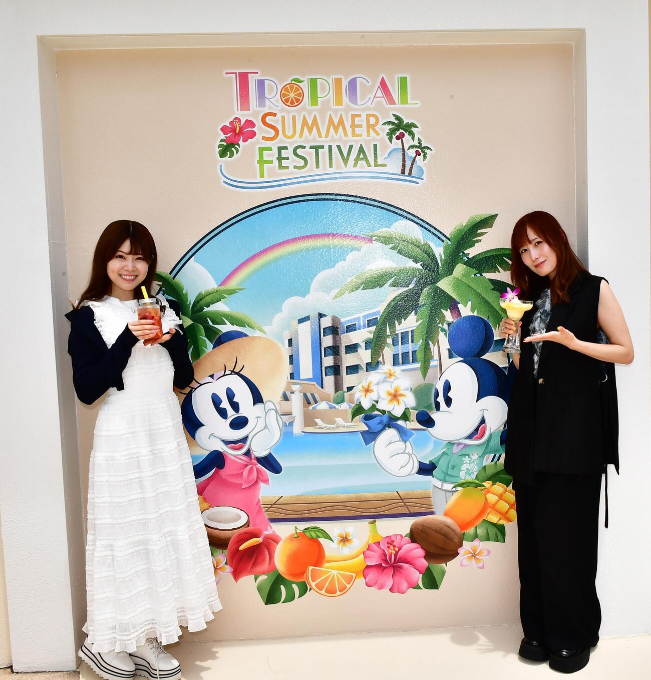 東京ディズニーリゾートの夏の特別イベント「サマー・クールオフ　at Tokyo Disney Resort」に合わせた各ディズニーホテルの連動特別プログラムを体験した立花みりか（右）と松川舞