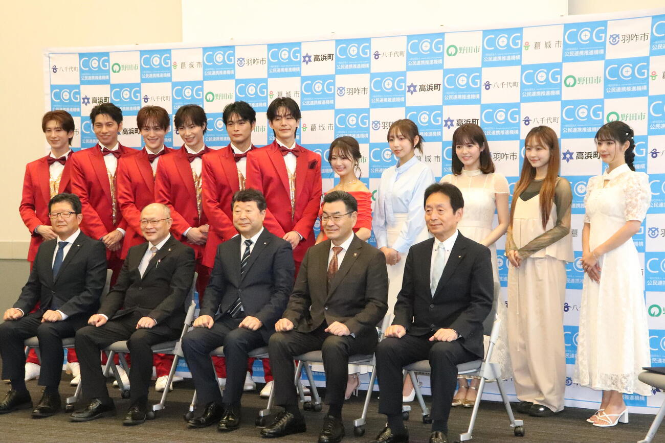 地域事業者とアイドルによる新商品開発プロジェクト記者発表会に出席した後列左から、SHOW－WA寺田真二郎、山本佳志、向山毅、塩田将己、青山隼、井筒雄太、平嶋夏海、新内眞衣、谷尻萌、なつぴぴ、北山ひばり。前列左から、福井県高浜町の西嶋久勝町長、奈良県葛城市の阿古和彦市長、衣荒木健八千代町の野村勇町長、千葉県野田市の鈴木有市長、石川県羽咋市の岸博一市長、公民連携推進機構の八木下重義理事
