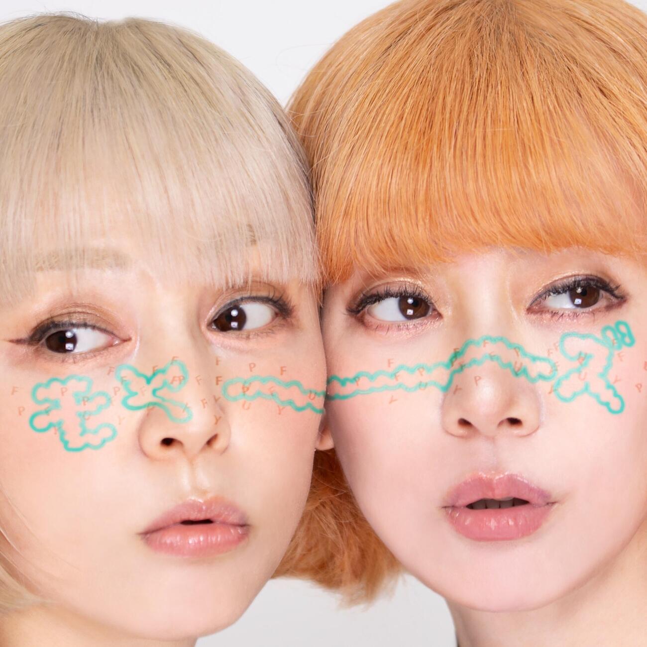 新曲「モヤーズ」を発表するPUFFY