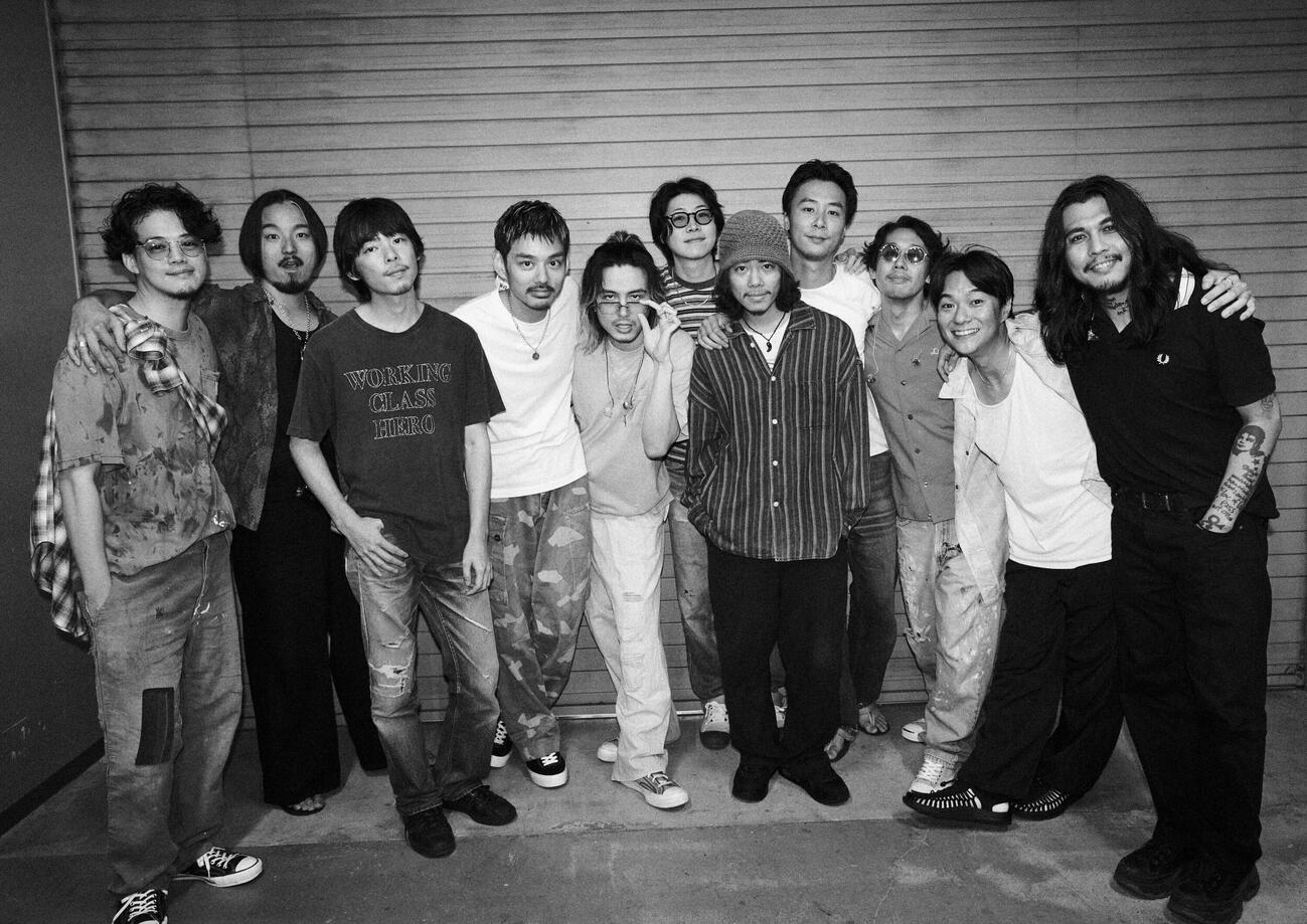 対バンツアー「The Blow Your Mind TOUR 2026」を開催したSuchmosとFujii Kaze（左から5人目）（川上智之氏撮影）