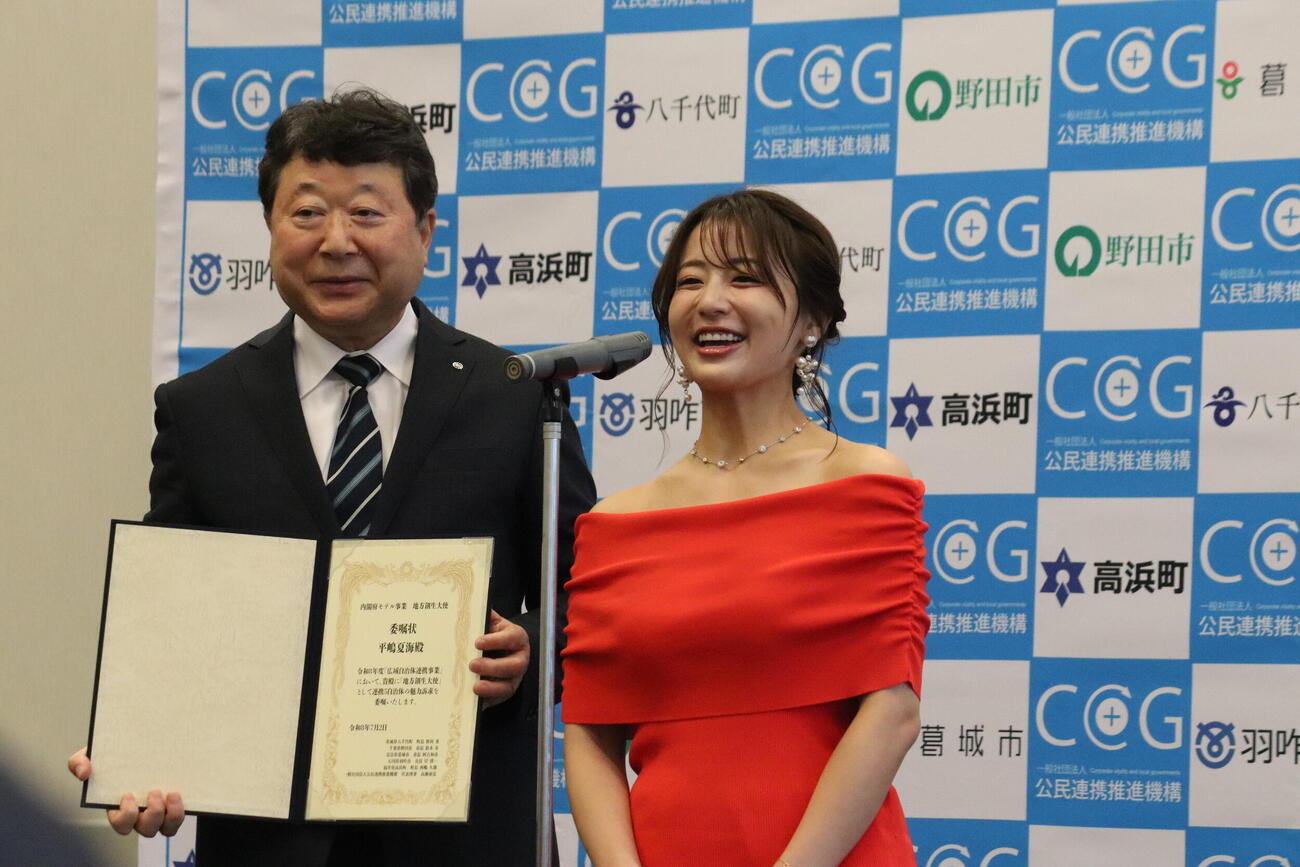 地域事業者とアイドルによる新商品開発プロジェクト記者発表会に出席した平嶋夏海