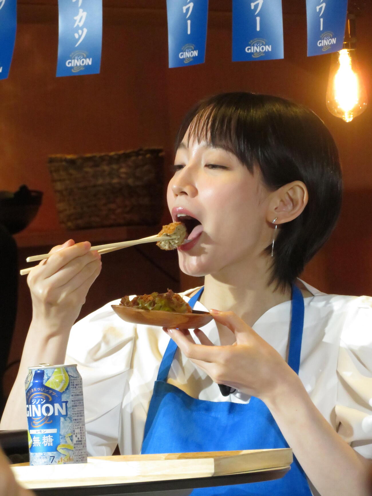 「NON姉ちゃんの超スッキリGINON居酒屋」PR発表会でメンチカツを食べる吉岡里帆（撮影・村上幸将）
