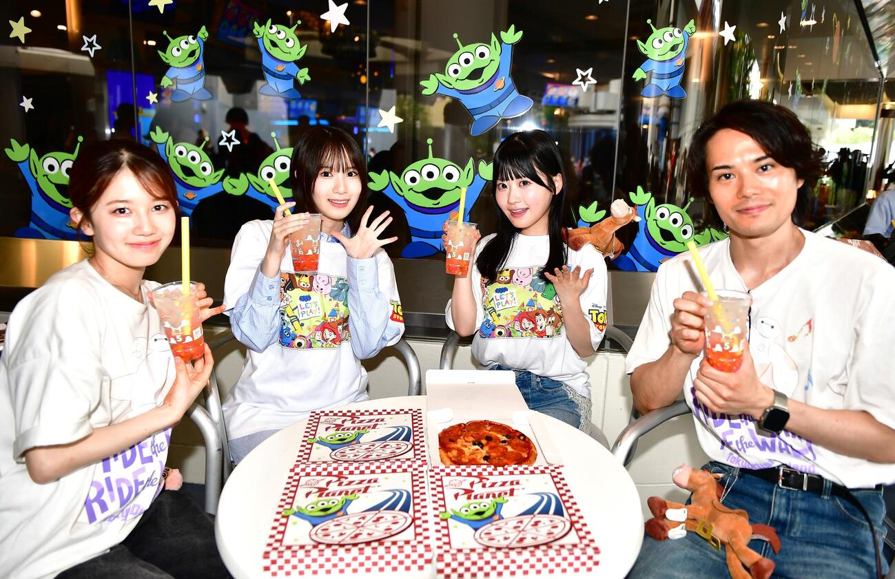 東京ディズニーランド夏の特別イベント「サマー・クールオフ　at Tokyo Disney Resort」のプレスプレビューを体験した、左から正鋳真優、橋本恵理子、布袋百椛、近藤雄介