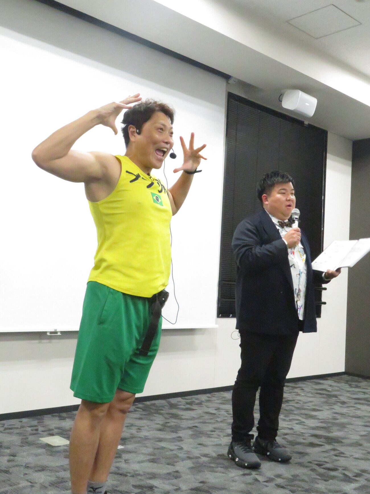 最新著書「ウケる現場のつくり方」発売記念会見で、観衆に向けてギャグを披露するサバンナの八木真澄（左）。右はミサイルマンの西代洋