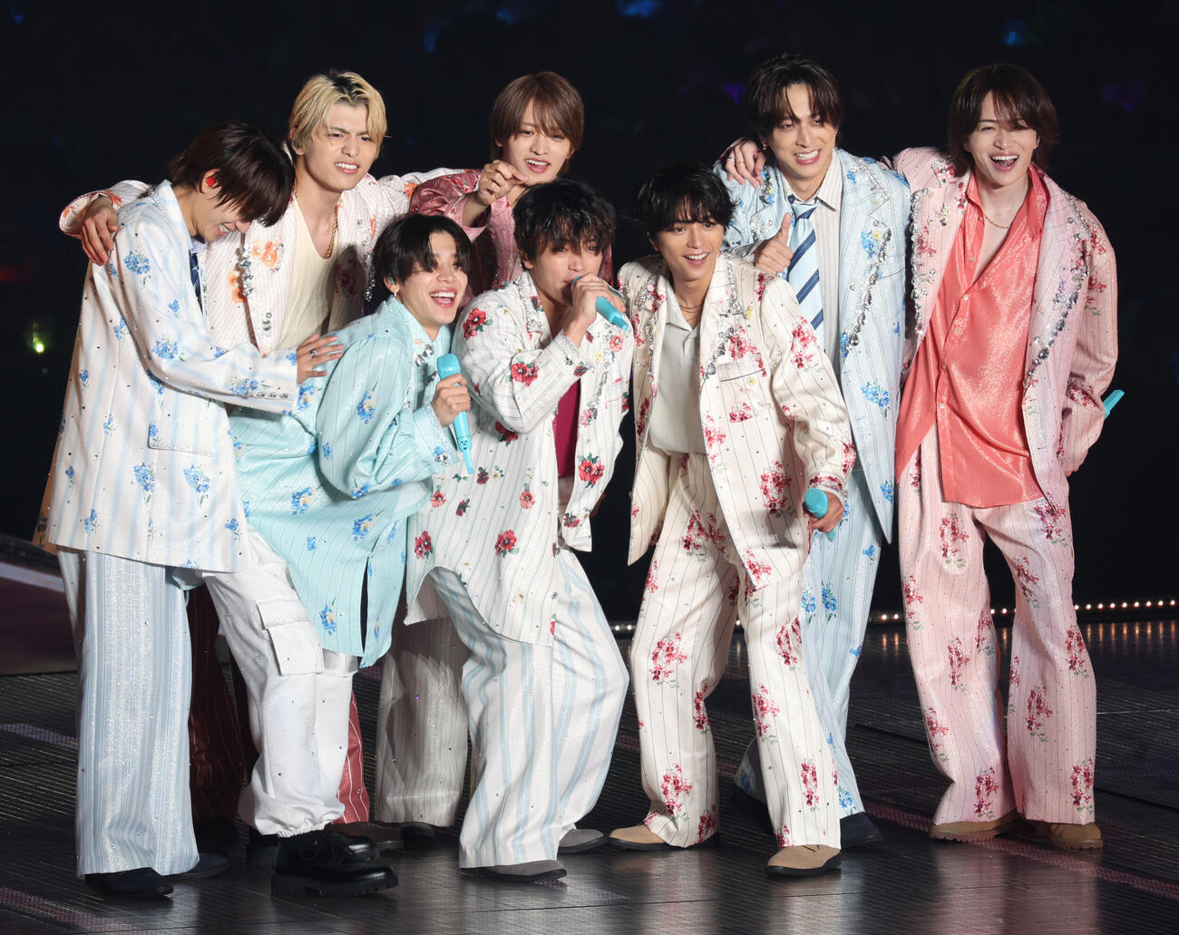 横浜アリーナ公演で熱唱するtimelesz。後列左から橋本将生、篠塚大輝、猪俣周杜、寺西拓人、菊池風磨、前列左から松島聡、原嘉孝、佐藤勝利（撮影・中島郁夫）