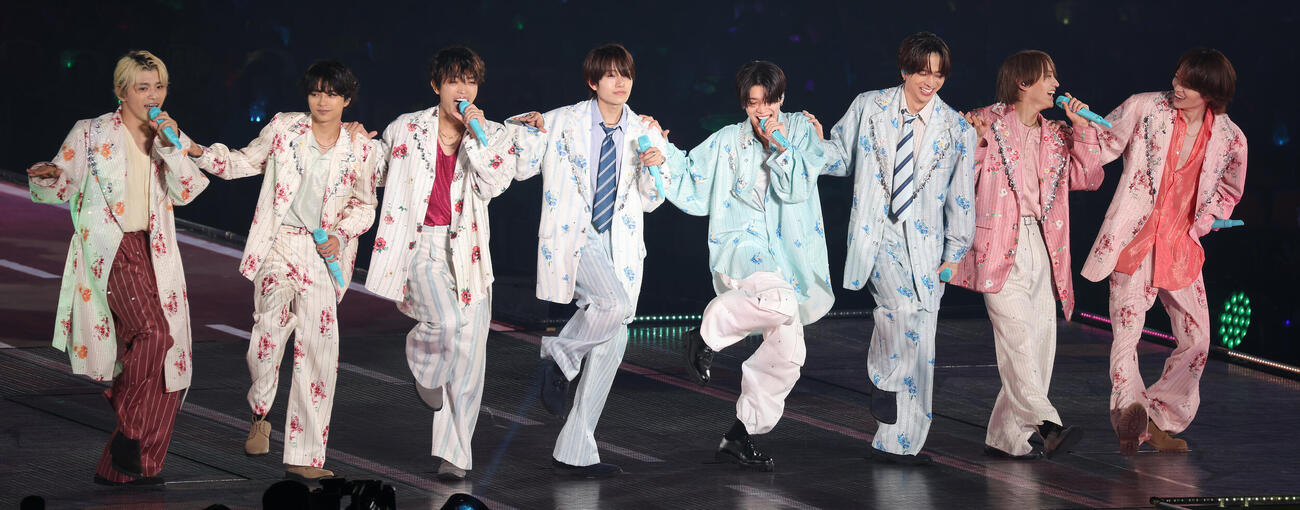 横浜アリーナ公演で熱唱するtimelesz。左から篠塚大輝、佐藤勝利、原嘉孝、橋本将生、松島聡、寺西拓人、猪俣周杜、菊池風磨（撮影・中島郁夫）