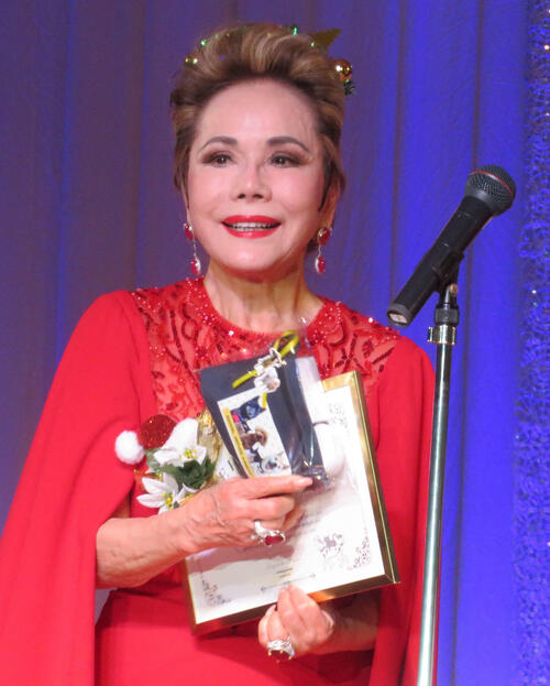 デヴィ夫人、“恩人”美輪明宏さん追悼「暗闇の中で、私に手を差し伸べ、守ってくださった」