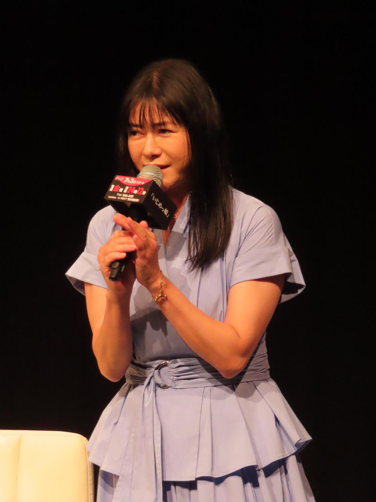 テレ東「ストレンジ　－伊藤潤二の夜も眠れぬ奇妙な話－」記者会見に遅れて登場し、遅刻をわびる真木よう子
