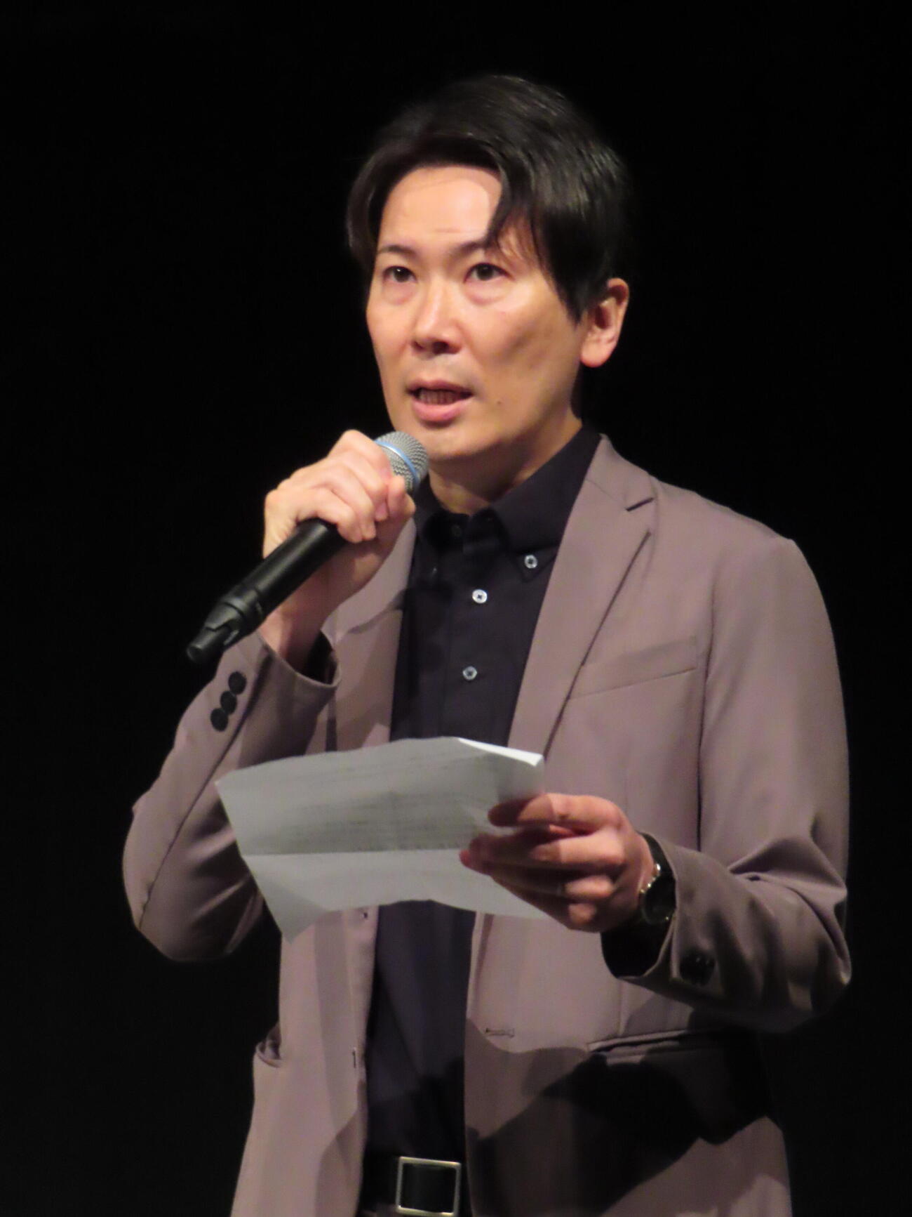 テレ東「ストレンジ　－伊藤潤二の夜も眠れぬ奇妙な話－」記者会見で番組説明をする北川俊樹チーフプロデューサー