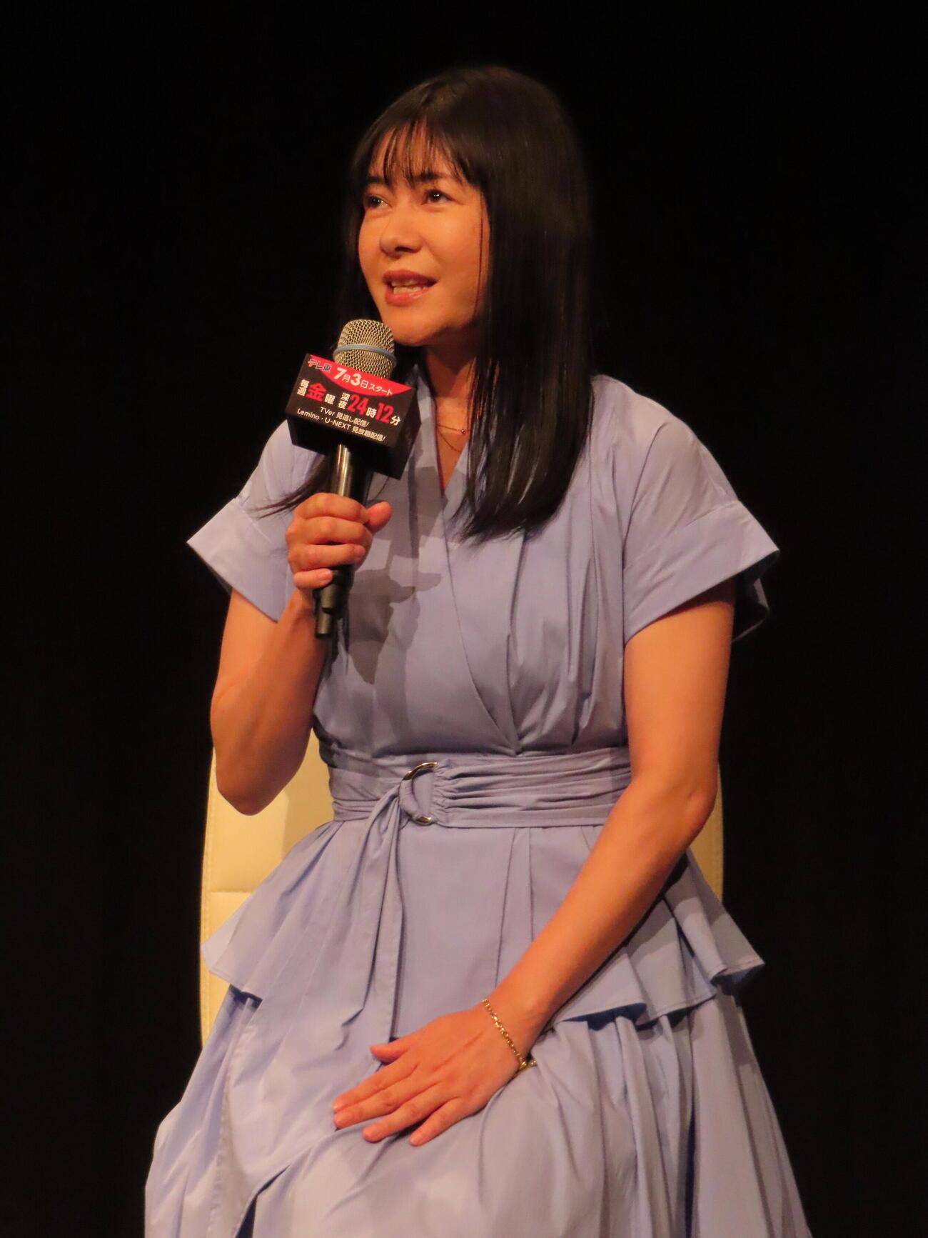 テレ東「ストレンジ　－伊藤潤二の夜も眠れぬ奇妙な話－」記者会見に遅れて登場し、遅刻をわびる真木よう子
