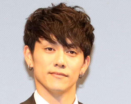 「仮面ライダー鎧武」俳優、人生初ぎっくり腰でダウン「クソ、動けねぇ」