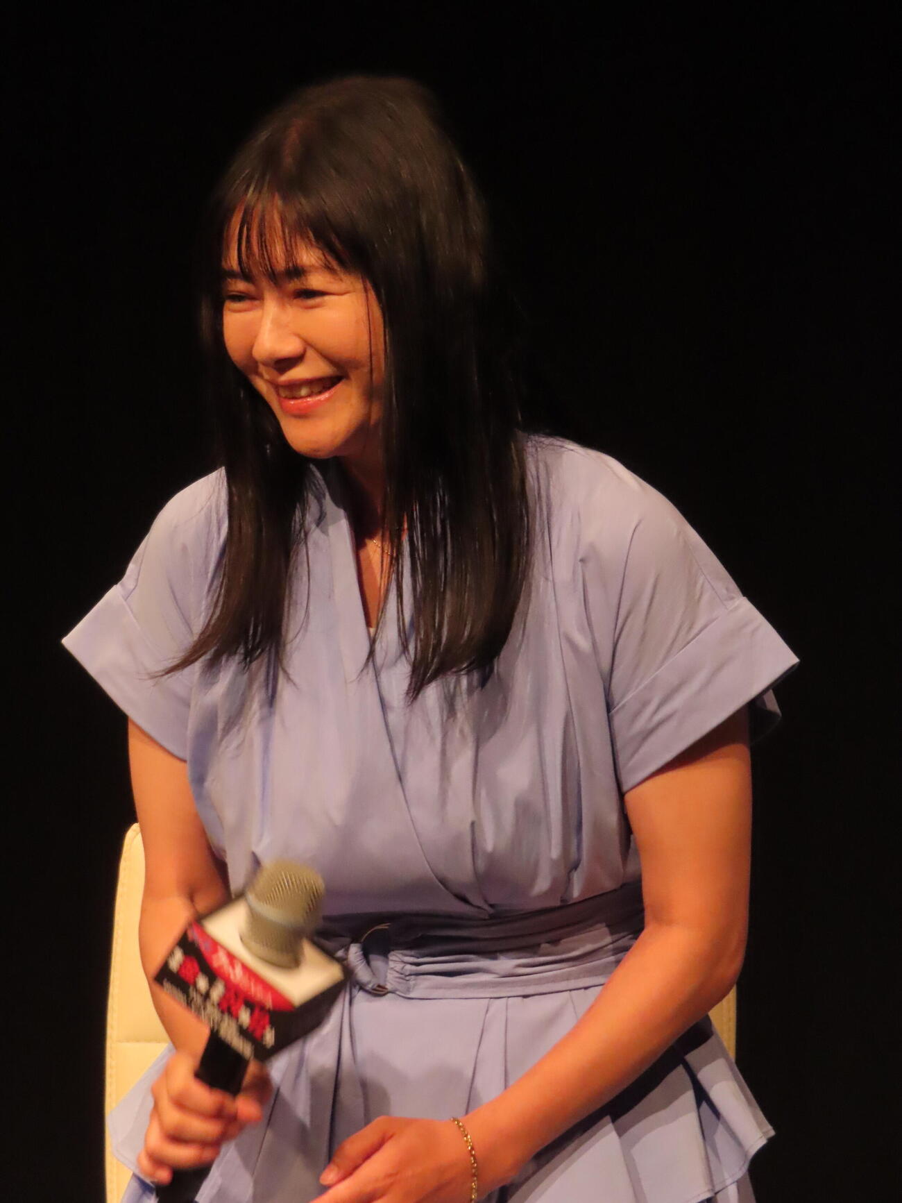 テレ東「ストレンジ　－伊藤潤二の夜も眠れぬ奇妙な話－」記者会見に遅れて登場し、遅刻をわびる真木よう子