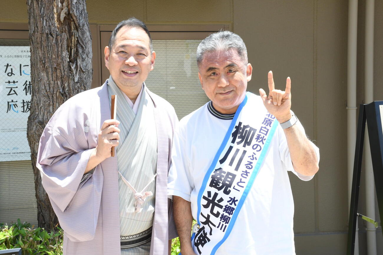 「やさしい日本語落語」会開催会見に出席した桂かい枝（左）と吉開章・一般社団法人やさしい日本語普及連絡会代表理事（撮影・阪口孝志）