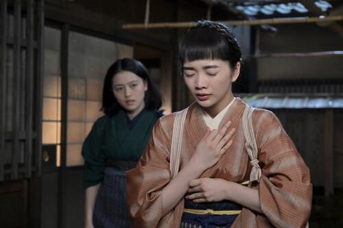 【８日の風、薫る】ある夜、りんと直美が寝ていると、丸山が助けを求めてやってくる