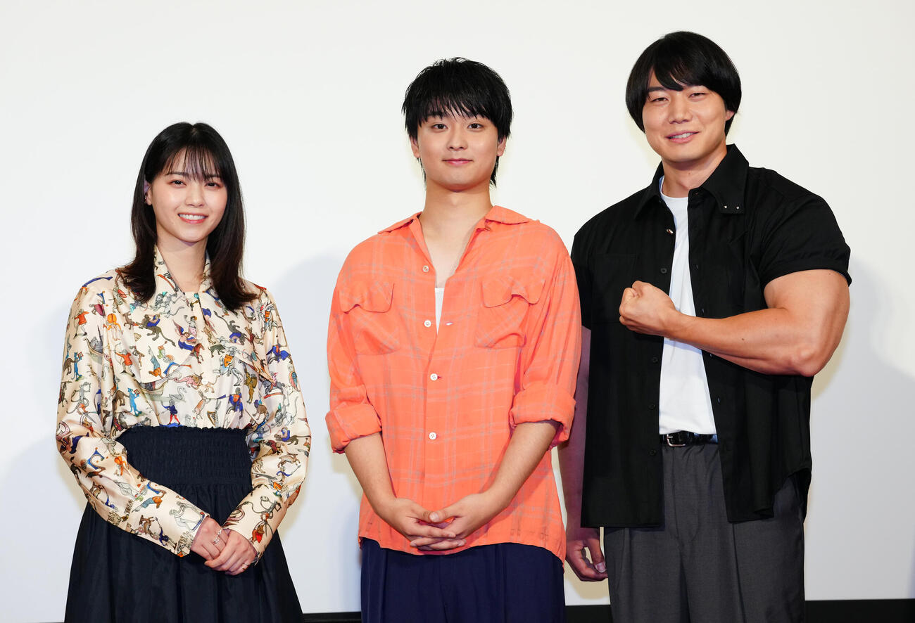 夜ドラ「税金で買った本」取材会のフォトセッションに納まる、左から西野七瀬、奥平大兼、青木マッチョ（撮影・鈴木みどり）