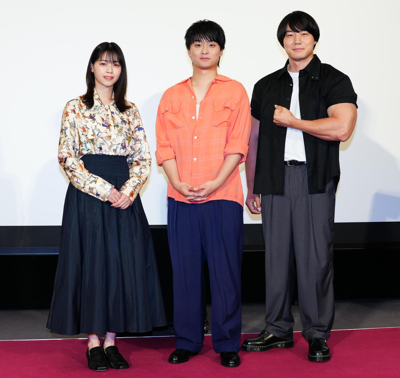 夜ドラ「税金で買った本」取材会のフォトセッションに納まる、左から西野七瀬、奥平大兼、青木マッチョ（撮影・鈴木みどり）