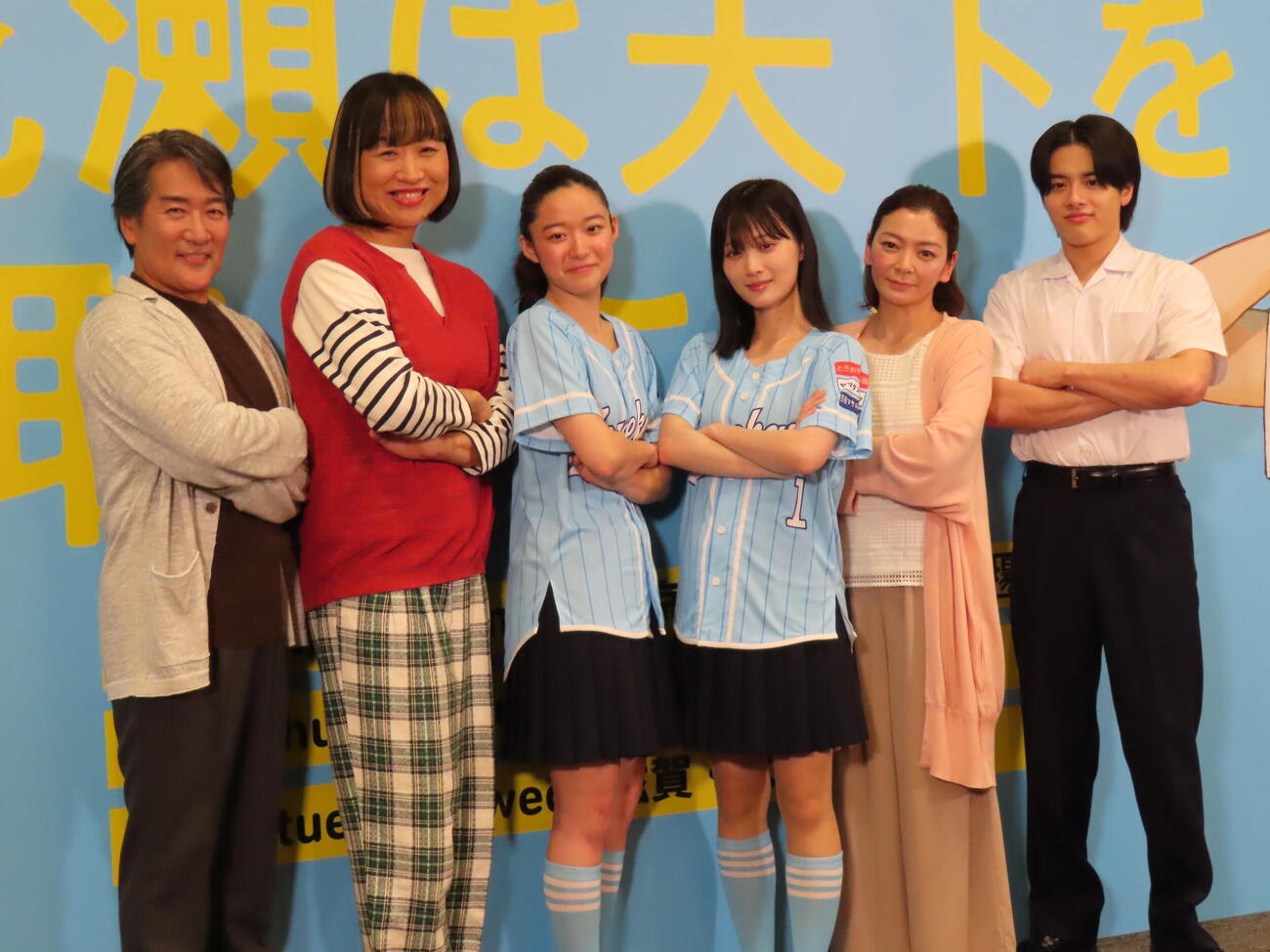 舞台「成瀬は天下を取りにいく」囲み取材に臨んだ、左から天宮良、山崎静代、藤野涼子、山下美月、田畑智子、ISSEI