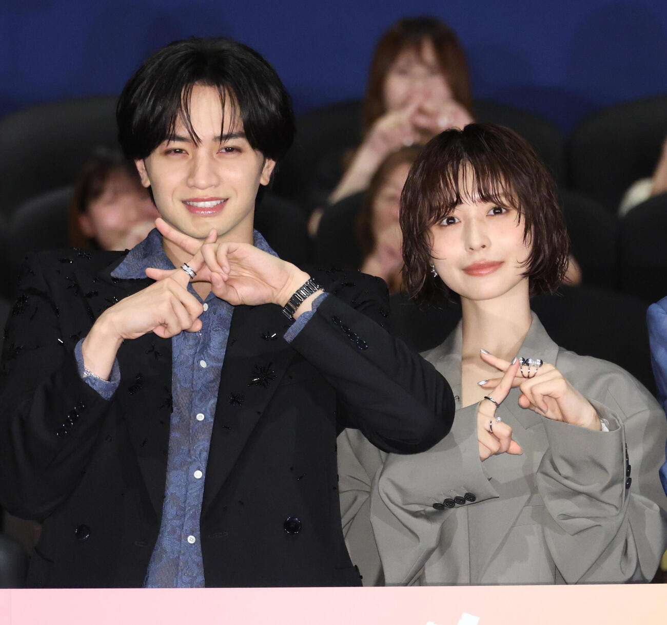 映画「ラブ≠コメディ」公開初日記念舞台あいさつでラブノッティポーズを決める中島健人（左）と長濱ねる（撮影・中島郁夫）