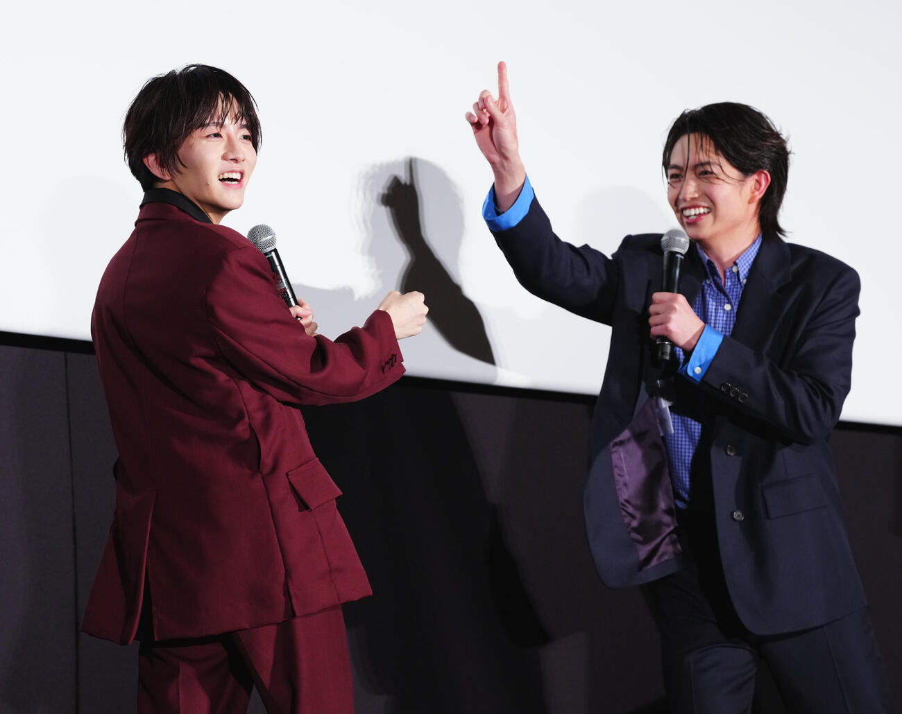 映画「口に関するアンケート」初日舞台あいさつであっち向いてホイを始める板垣李光人（左）と綱啓永（撮影・垰建太）