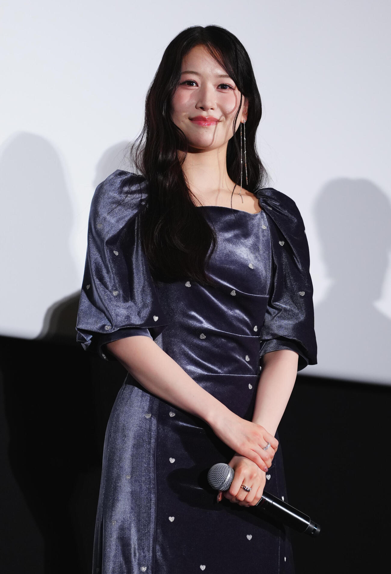 映画「口に関するアンケート」初日舞台あいさつで笑顔を見せるMOMONA（撮影・垰建太）