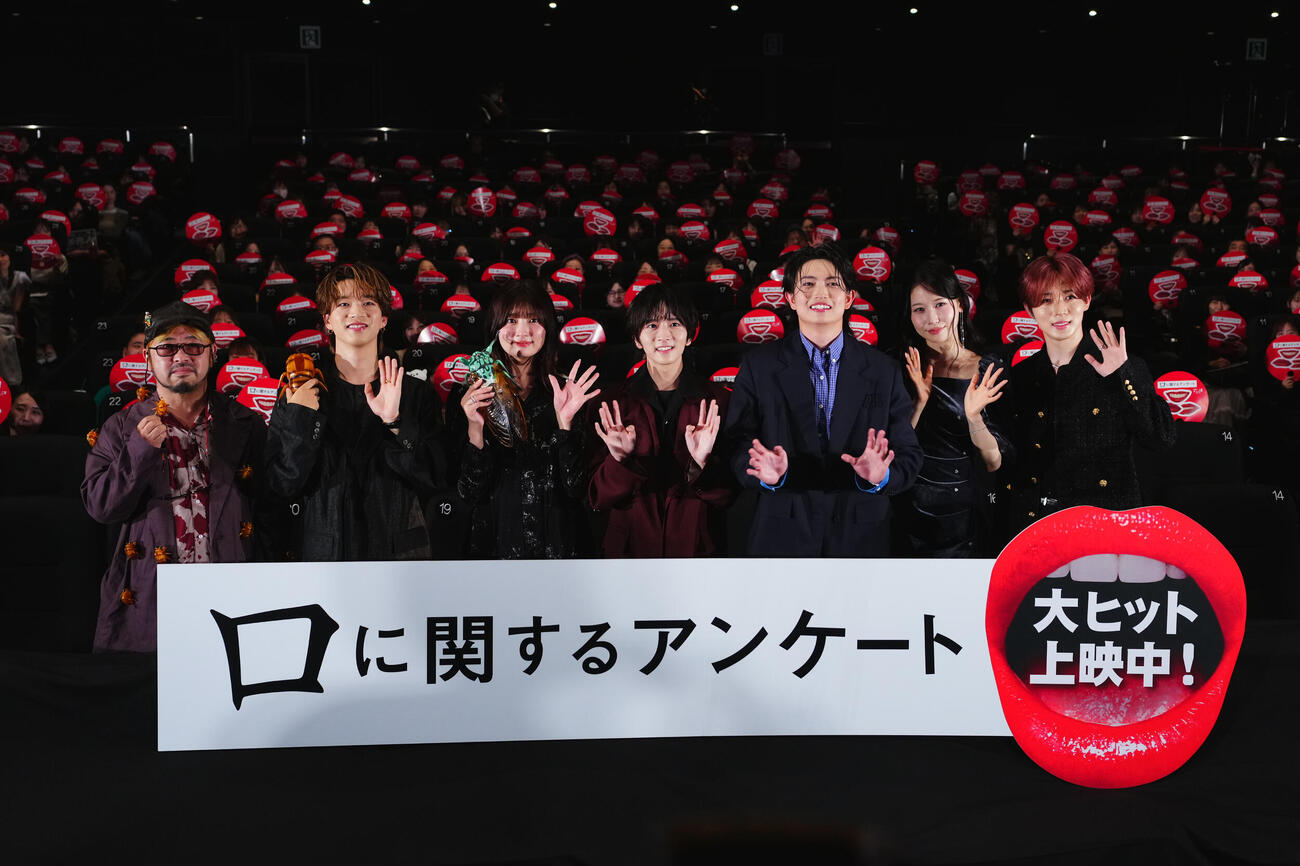 映画「口に関するアンケート」初日舞台あいさつで写真に納まる、左から清水崇監督、森愁斗、吉川愛、板垣李光人、綱啓永、MOMONA、西山智樹（撮影・垰建太）