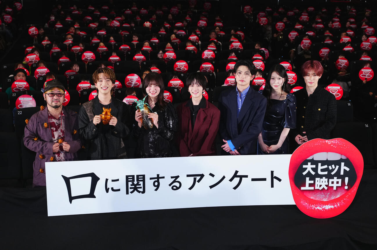映画「口に関するアンケート」初日舞台あいさつで写真に納まる、左から清水崇監督、森愁斗、吉川愛、板垣李光人、綱啓永、MOMONA、西山智樹（撮影・垰建太）