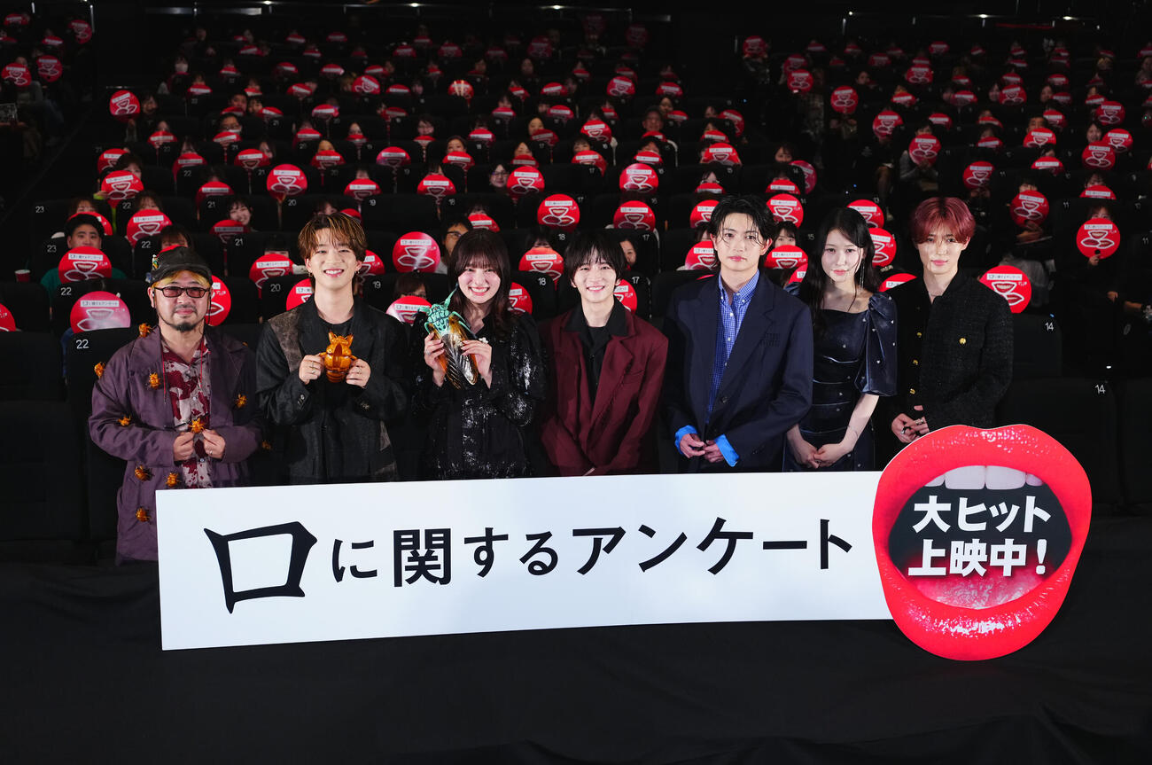 映画「口に関するアンケート」初日舞台あいさつで写真に納まる、左から清水崇監督、森愁斗、吉川愛、板垣李光人、綱啓永、MOMONA、西山智樹（撮影・垰建太）