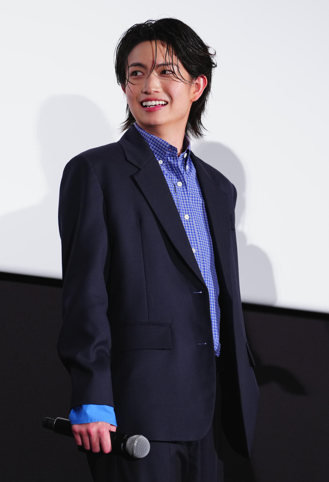 映画「口に関するアンケート」初日舞台あいさつで笑顔を見せる綱啓永（撮影・垰建太）