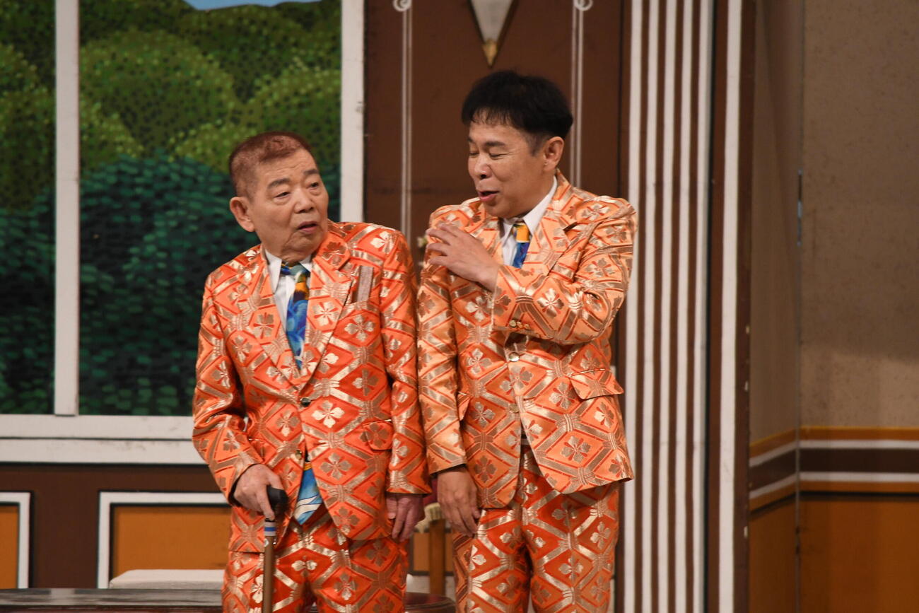 「池乃めだか芸能生活60周年記念～ちっさいおっさん大祭り～」を開催した池乃めだか（左）とゲスト出演したナインティナイン岡村隆史（撮影・阪口孝志）