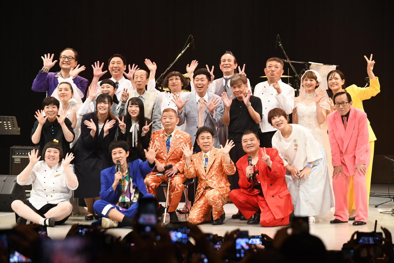 「池乃めだか芸能生活60周年記念～ちっさいおっさん大祭り～」で記念撮影に収まる池乃めだか（前列左から3人目）（撮影・阪口孝志）