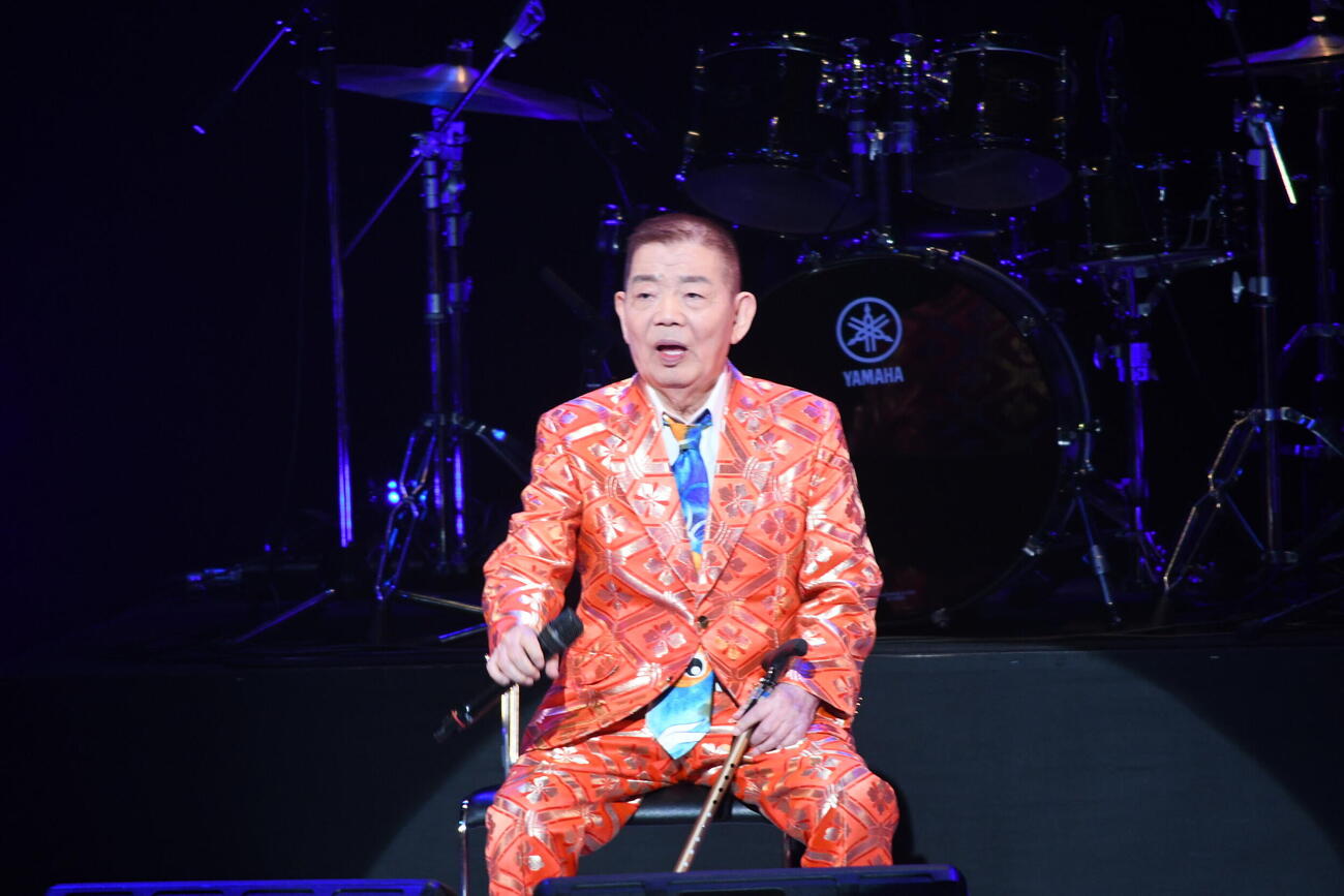 「池乃めだか芸能生活60周年記念～ちっさいおっさん大祭り～」で熱唱する池乃めだか（撮影・阪口孝志）