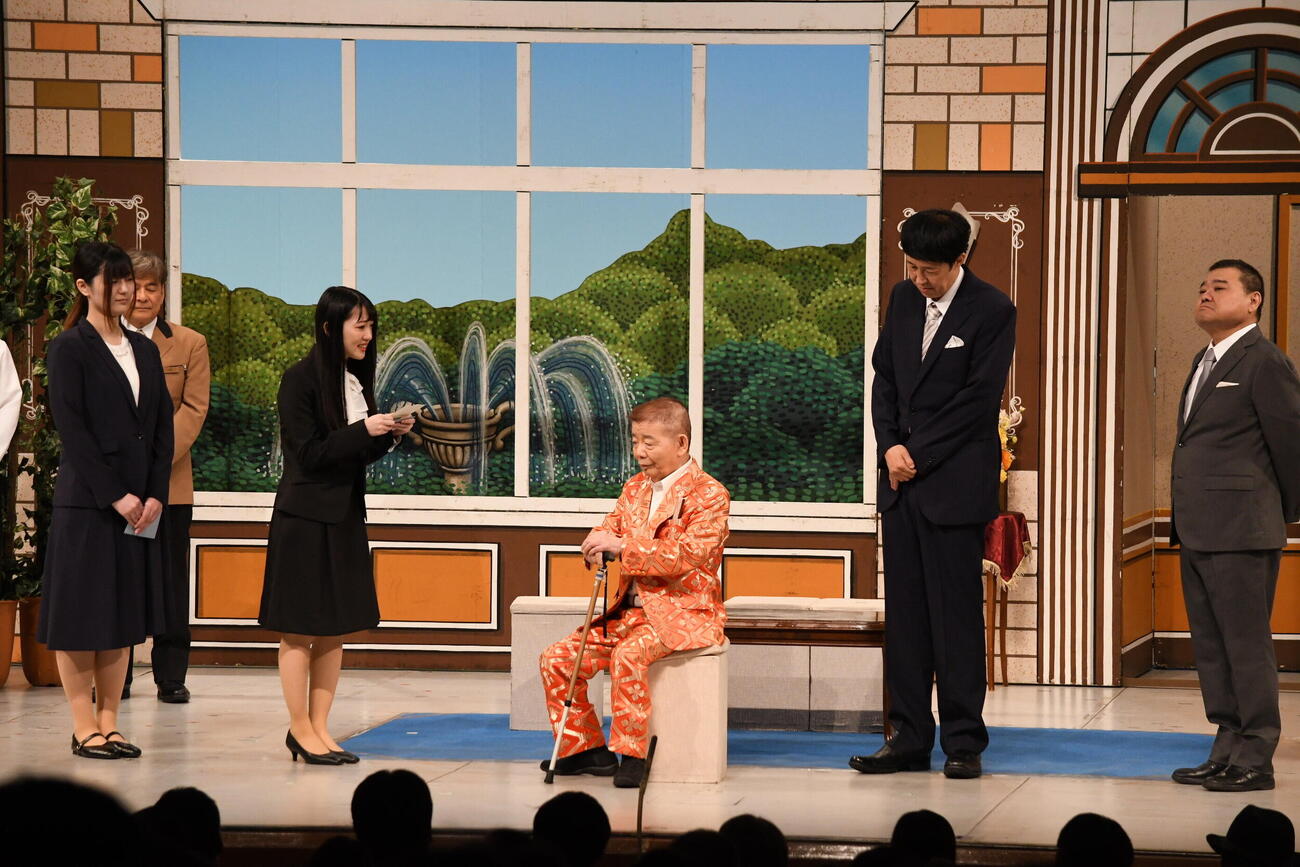 「池乃めだか芸能生活60周年記念～ちっさいおっさん大祭り～」で孫の手紙を聞き入る池乃めだか（撮影・阪口孝志）