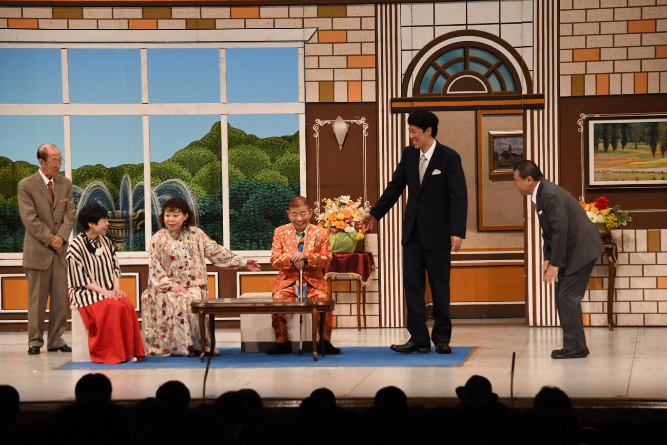 「池乃めだか芸能生活60周年記念～ちっさいおっさん大祭り～」を開催した池乃めだか（左から4人目）（撮影・阪口孝志）