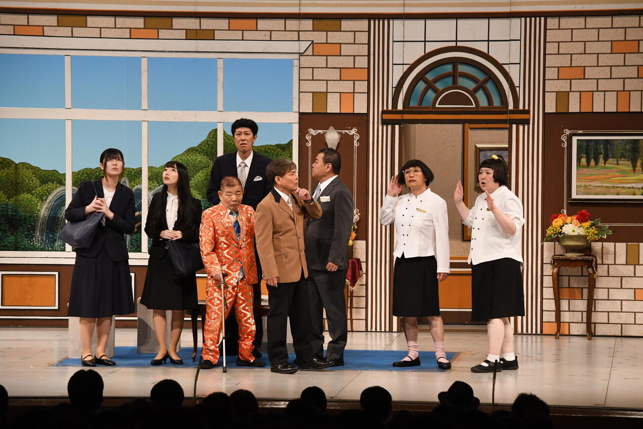 「池乃めだか芸能生活60周年記念～ちっさいおっさん大祭り～」を開催した池乃めだか（前列左から3人目）（撮影・阪口孝志）