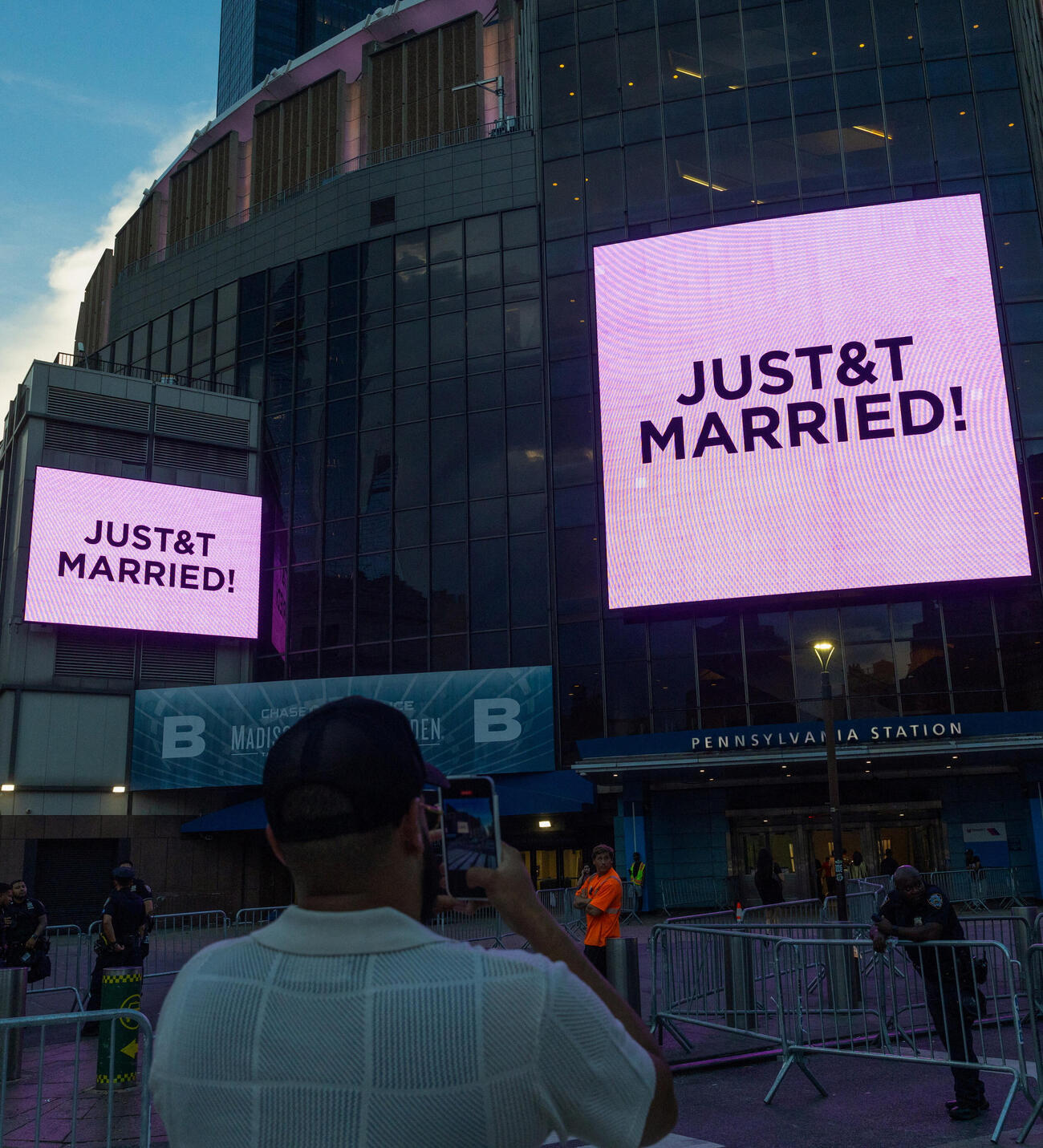 ニューヨークのマディソン・スクエア・ガーデン（MSG)の外にある電光掲示板に「JUST＆T MARRIED！」とテイラー・スウィフトとケルシーの結婚を報告するピンク色のメッセージが表示（ロイター）