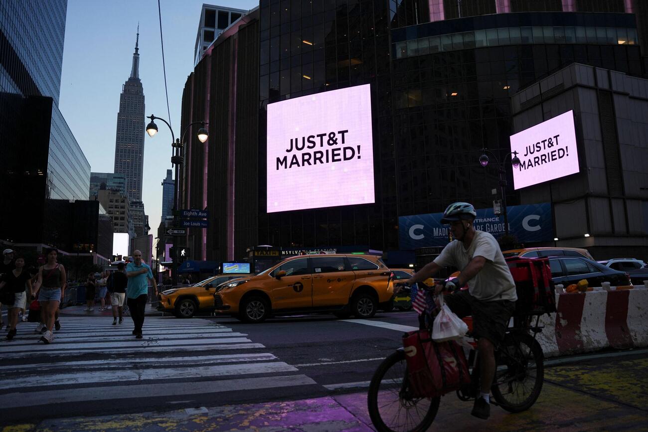 ニューヨークのマディソン・スクエア・ガーデン（MSG)の外にある電光掲示板に「JUST＆T MARRIED！」とテイラー・スウィフトとケルシーの結婚を報告するピンク色のメッセージが表示（ロイター）