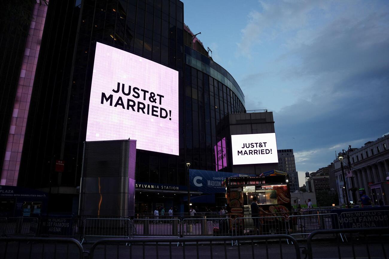 ニューヨークのマディソン・スクエア・ガーデン（MSG)の外にある電光掲示板に「JUST＆T MARRIED！」とテイラー・スウィフトとケルシーの結婚を報告するピンク色のメッセージが表示（ロイター）