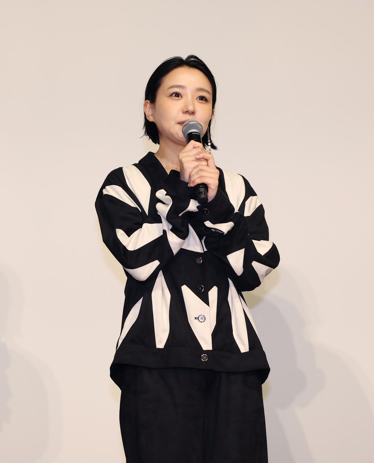 「死ねばいいのに」公開記念舞台あいさつで話をする奈緒（撮影・増田悦実）