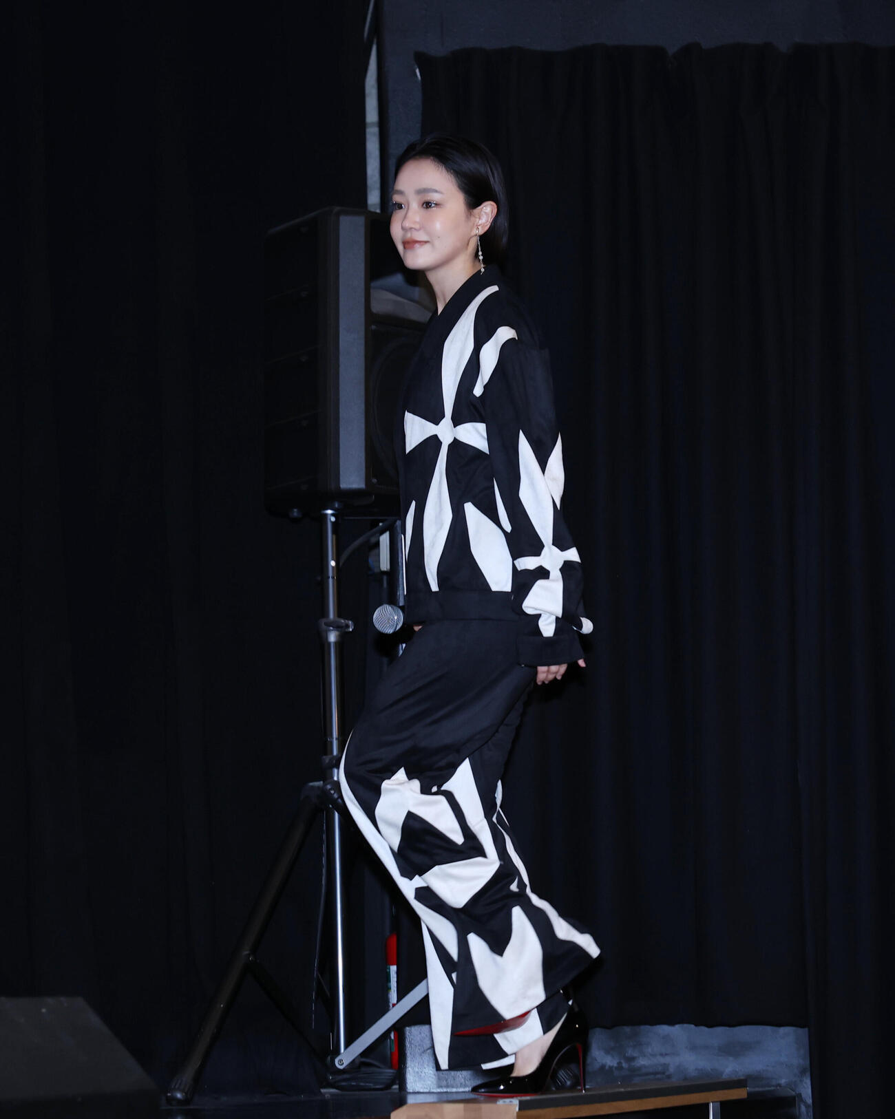 「死ねばいいのに」公開記念舞台あいさつに登壇する奈緒（撮影・増田悦実）