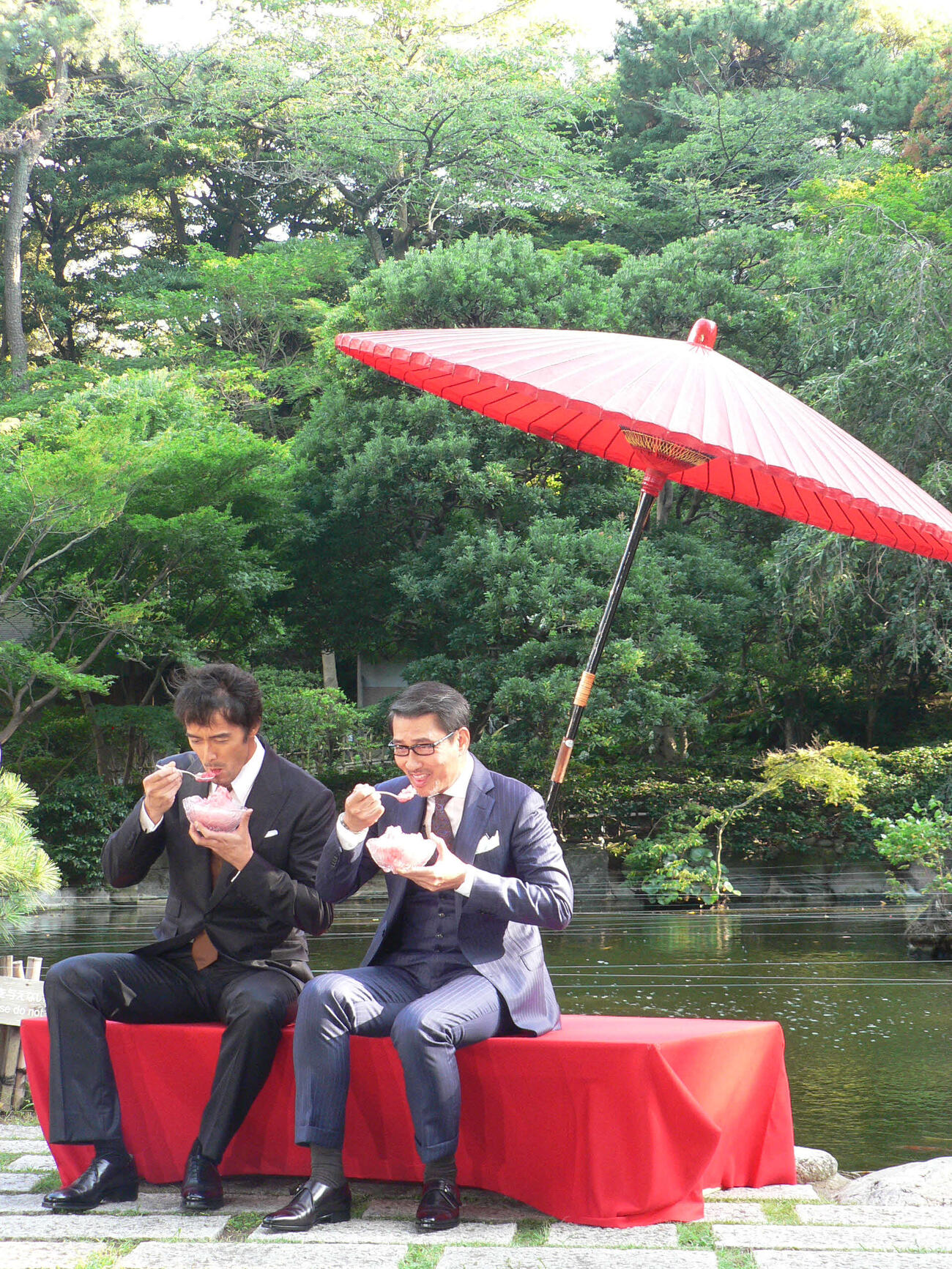映画「柘榴坂の仇討」完成報告会見でかき氷を食べる阿部寛（左）と中井貴一（2014年7月撮影）