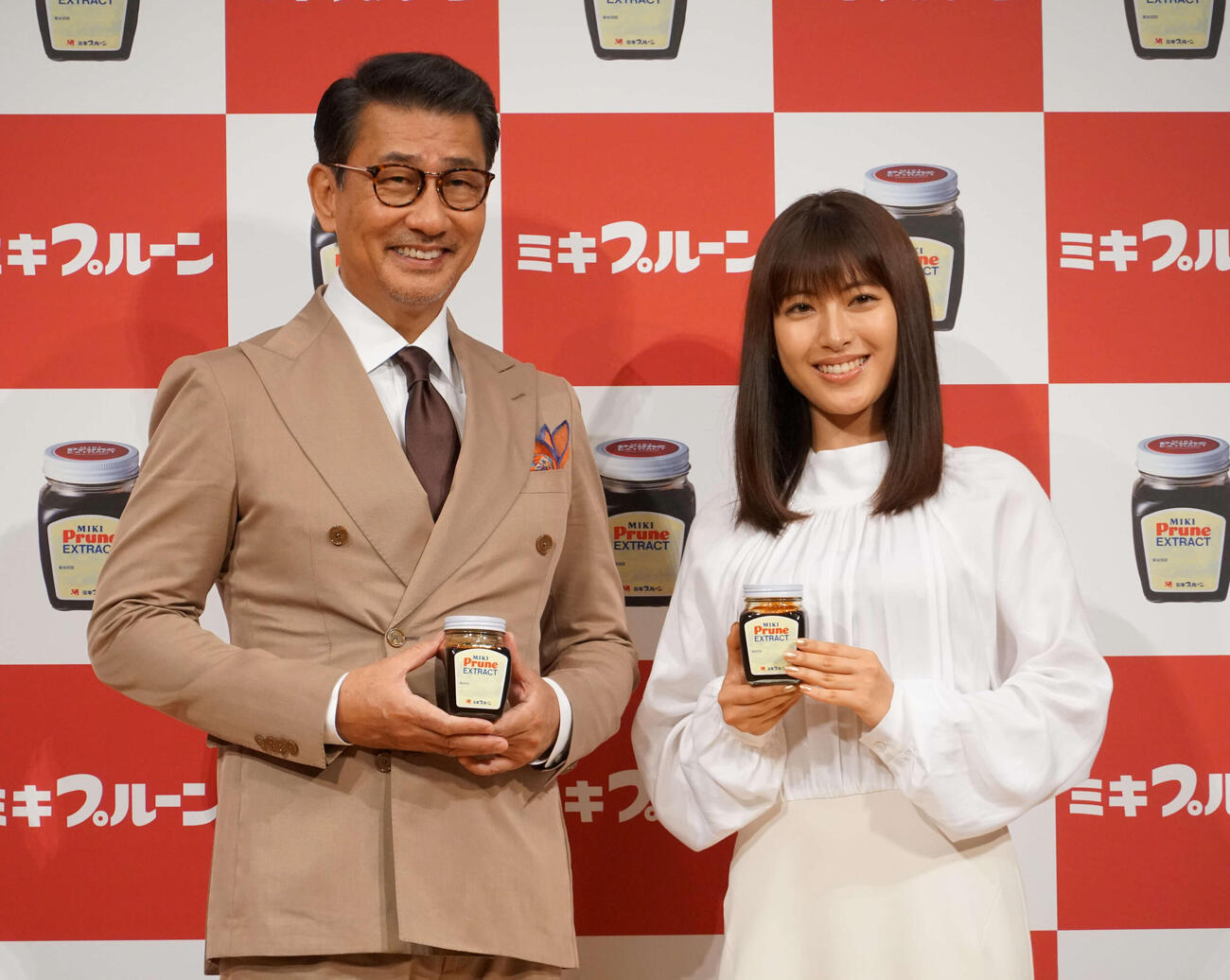 「ミキプルーン」新CM発表会に出席した中井貴一（左）と瀧本美織（2018年9月撮影）