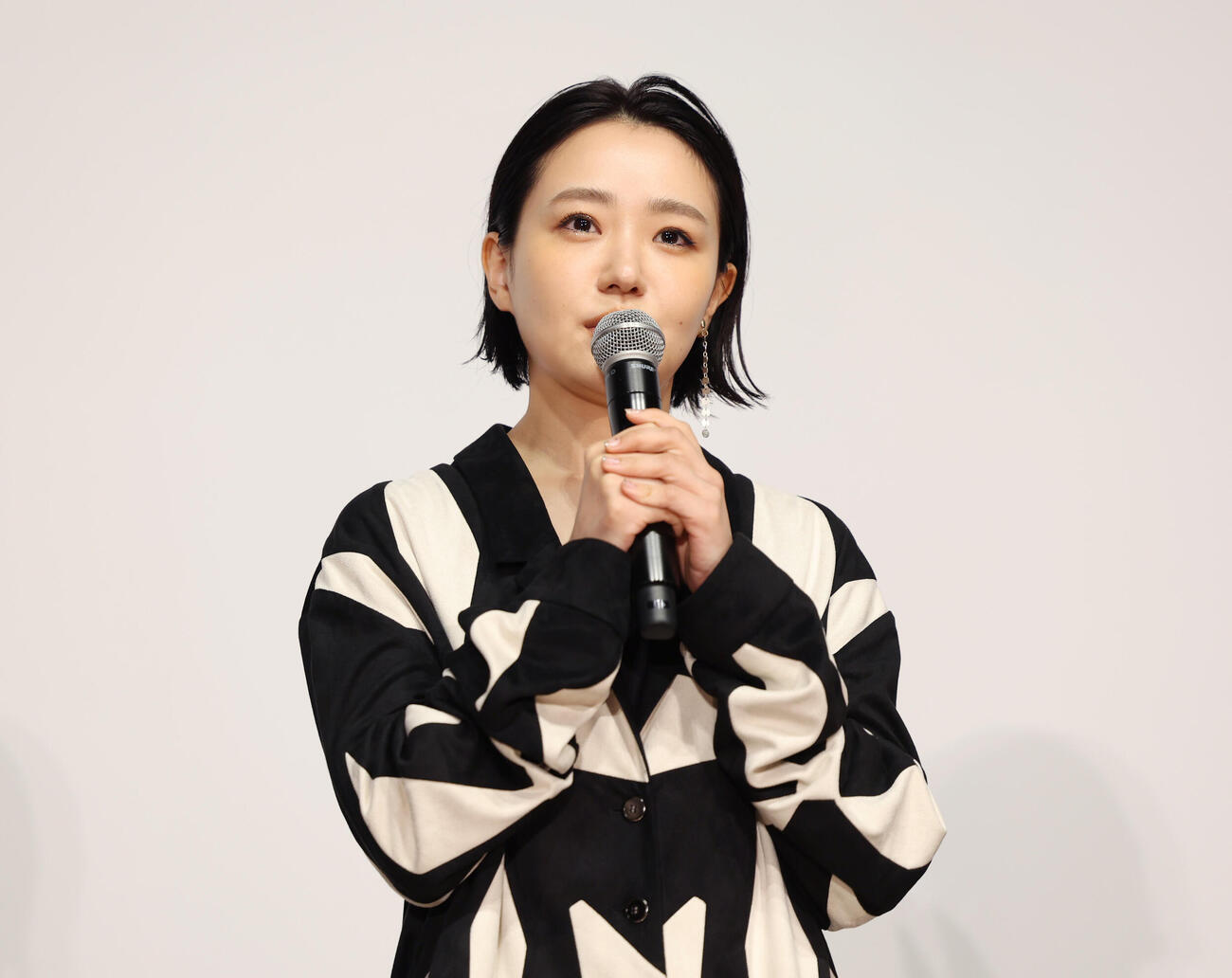 「死ねばいいのに」公開記念舞台あいさつに登壇し話をする奈緒（撮影・増田悦実）