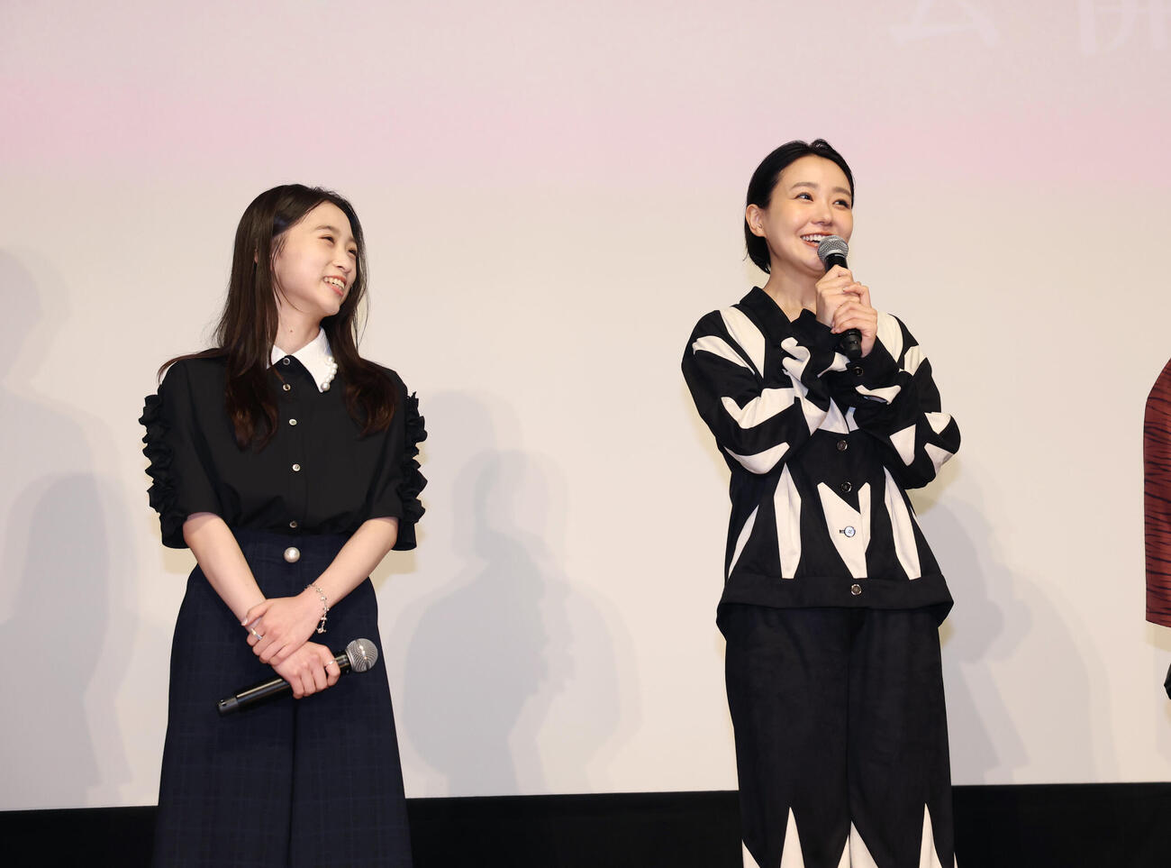 「死ねばいいのに」公開記念舞台あいさつに登壇し笑顔で話をする奈緒（右）と伊東蒼（撮影・増田悦実）
