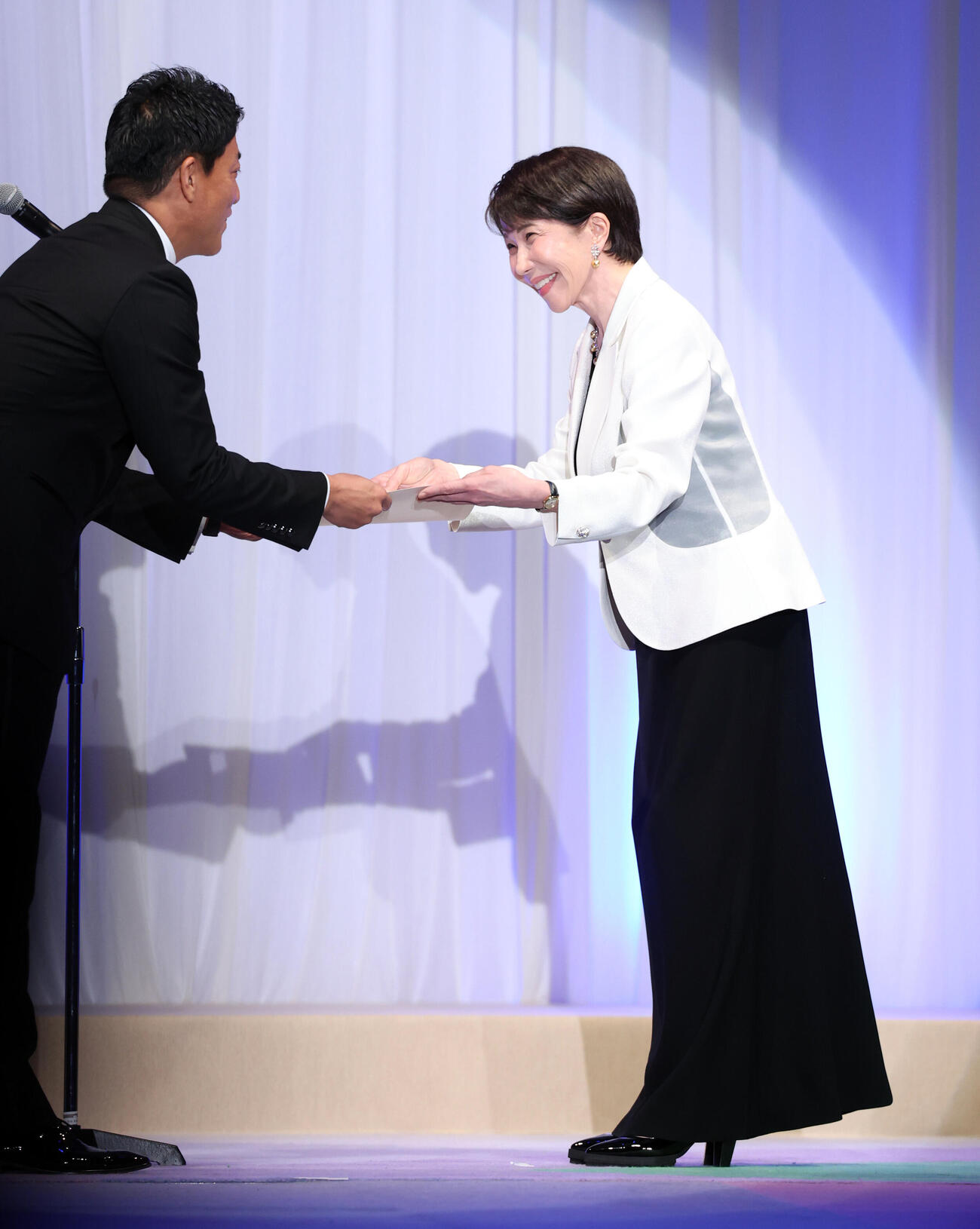 第37回日本ジュエリーベストドレッサー賞で特別賞を受賞した高市早苗首相（撮影・浅見桂子）