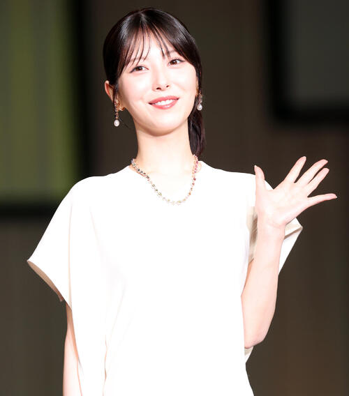 浜辺美波、総額1400万円ジュエリーに緊張　２度目の日本ジュエリーベストドレッサー賞受賞