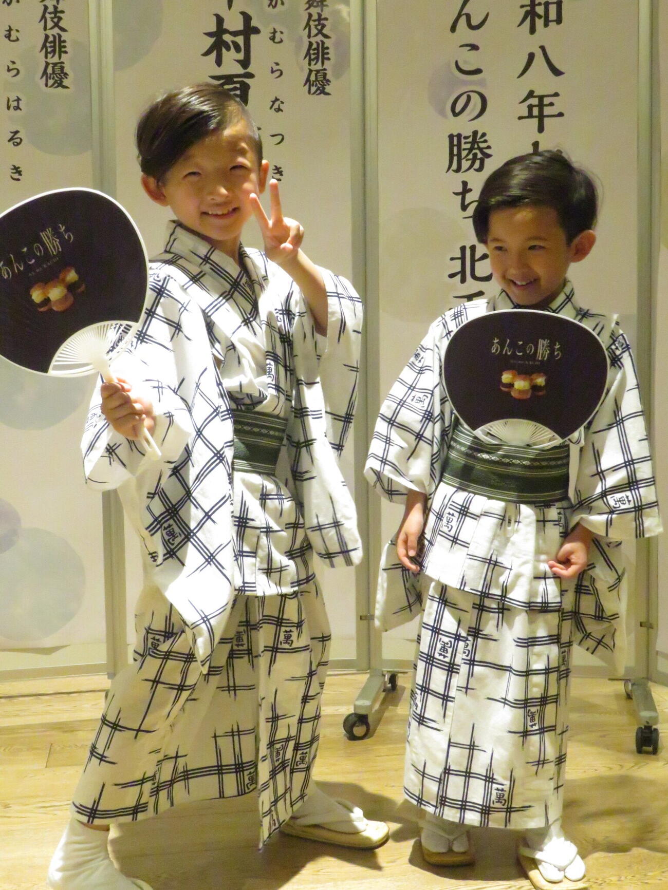 お渡し会を前にポーズを決める兄の中村陽喜（左）と弟の夏幹