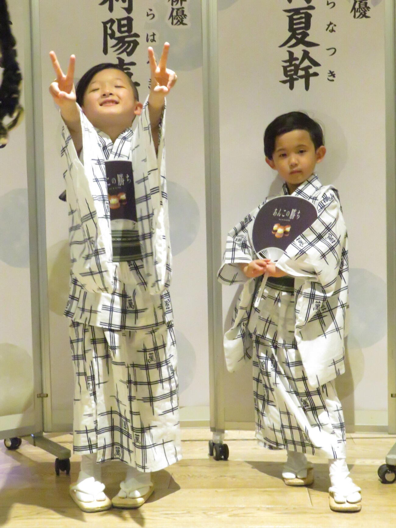 お渡し会を前にポーズを決める兄の中村陽喜（左）と弟の夏幹