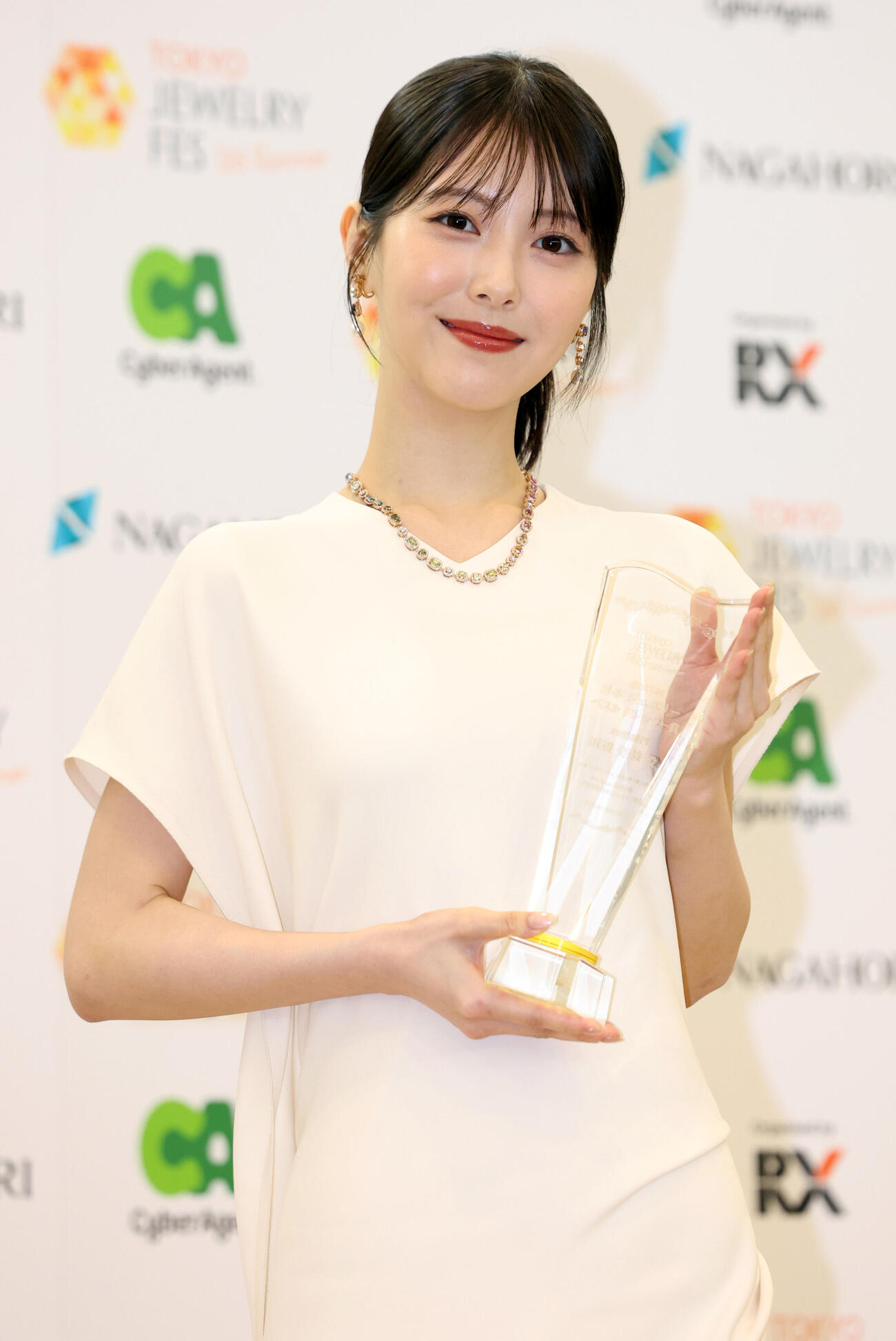 第37回日本ジュエリーベストドレッサー賞20代部門を受賞した浜辺美波（撮影・浅見桂子）